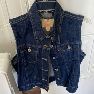 Levi’s cropped denim vest